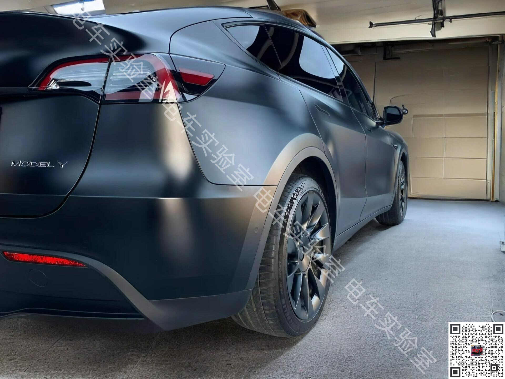 特斯拉Model Y磨砂黑