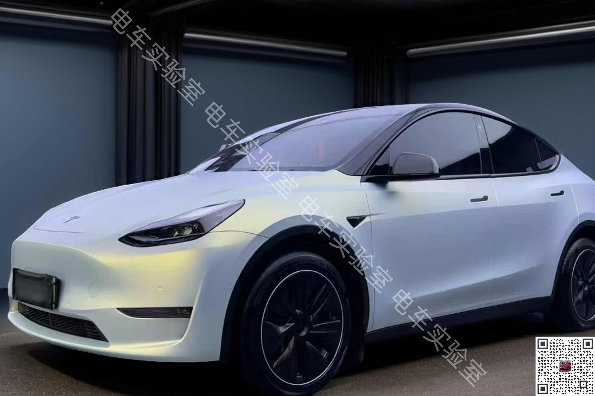 特斯拉Model Y缎面蓝魅金